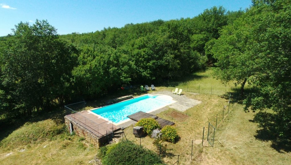 photo de la piscine vue du ciel