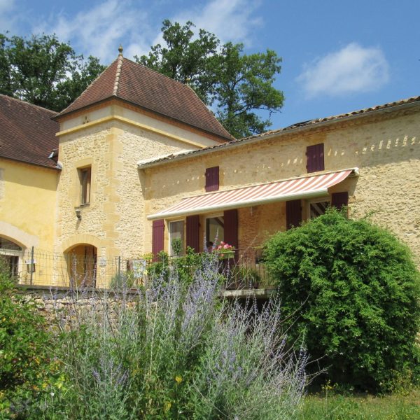 photo de façade entré vue du jardin de la grande combe